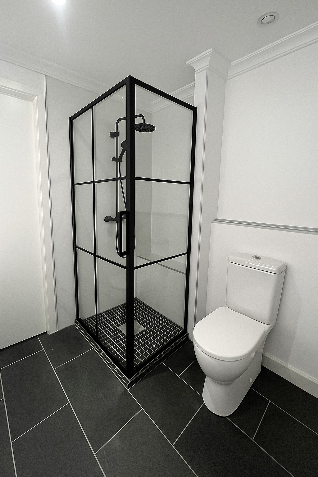 Illustrasjon av dusjløsning og toalett